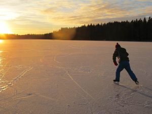 Schlittschuhlaufen im Winterparadies Schwarzwald